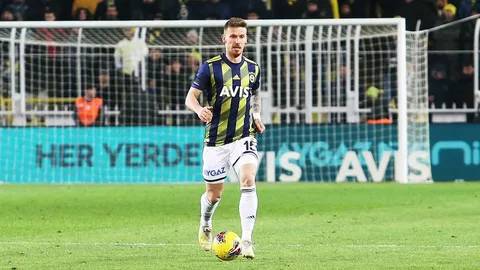 Fenerbahçelileri kızdıran görüntüler... Sakatlığı bulunan Serdar Aziz Bebek'te sigara tüttürdü 7